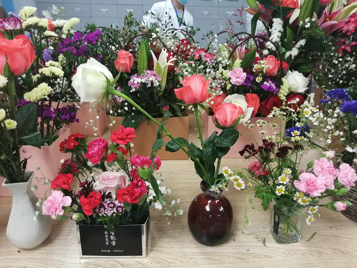 护理学院举行护士节插花活动